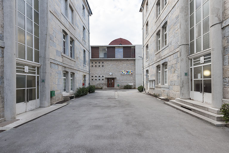 Entre les deux pavillons des officiers, face à l'externat. © Jérôme Mongreville / Région Bourgogne-Franche-Comté, Inventaire du patrimoine - 2015