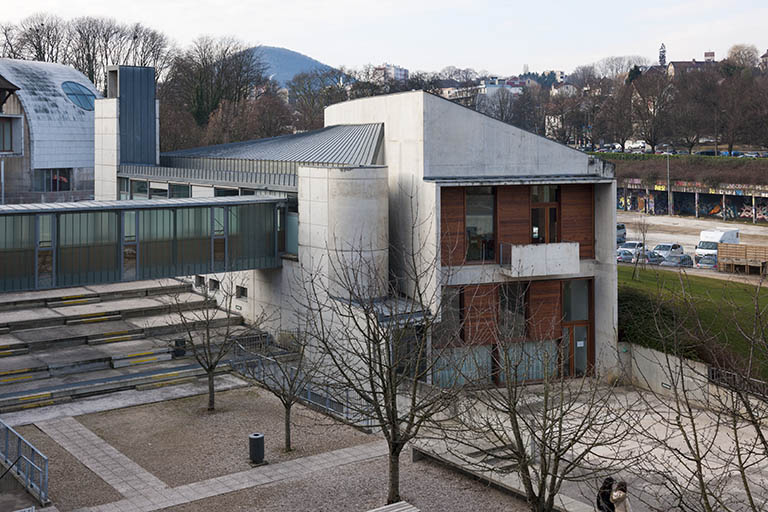 Vue plongeante sur la cour et l'angle nord-est du restaurant d'application. © Jérôme Mongreville / Région Bourgogne-Franche-Comté, Inventaire du patrimoine - 2015