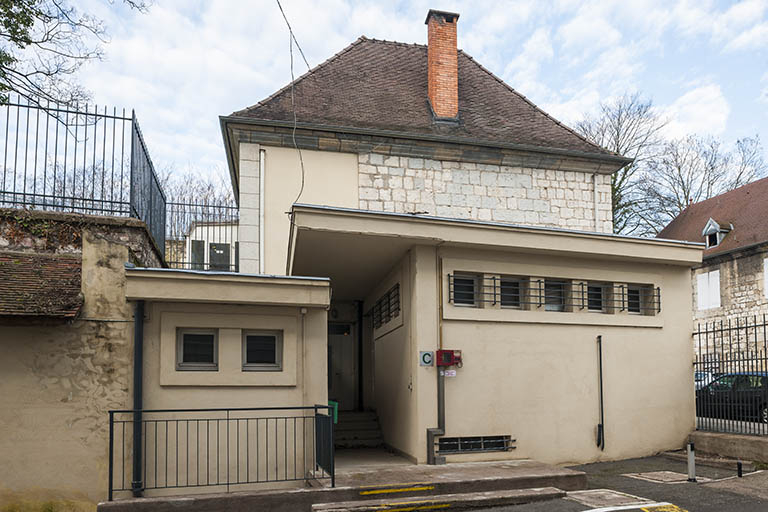 Façade est sur cour de l'ancien corps de garde et des bâtiments adjacents, vus de face. © Jérôme Mongreville / Région Bourgogne-Franche-Comté, Inventaire du patrimoine - 2015