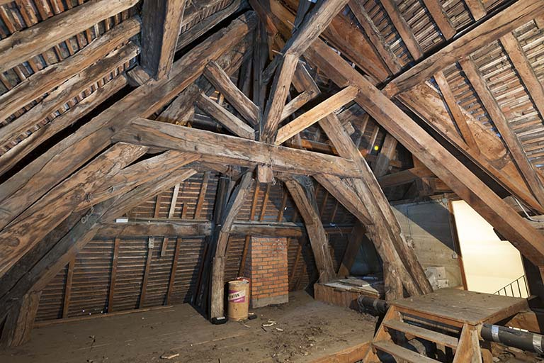 Détail de charpente de l'ancien corps de garde. © Jérôme Mongreville / Région Bourgogne-Franche-Comté, Inventaire du patrimoine - 2015