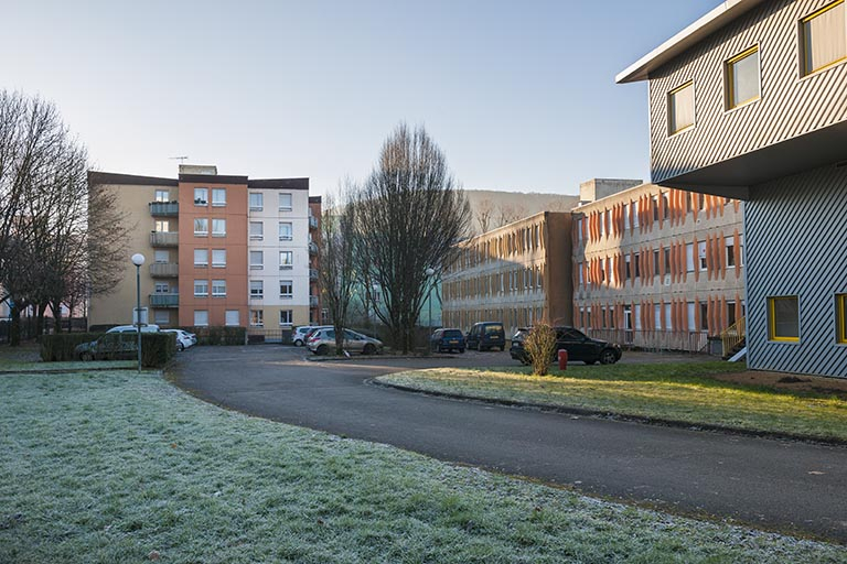 Façades nord-est de l'externat et façade nord-ouest des logements.  © Jérôme Mongreville / Région Bourgogne-Franche-Comté, Inventaire du patrimoine - 2015