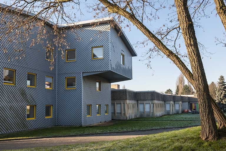 Façades postérieures nord-ouest des ateliers et des classes préparatoires aux grandes écoles. © Jérôme Mongreville / Région Bourgogne-Franche-Comté, Inventaire du patrimoine - 2015