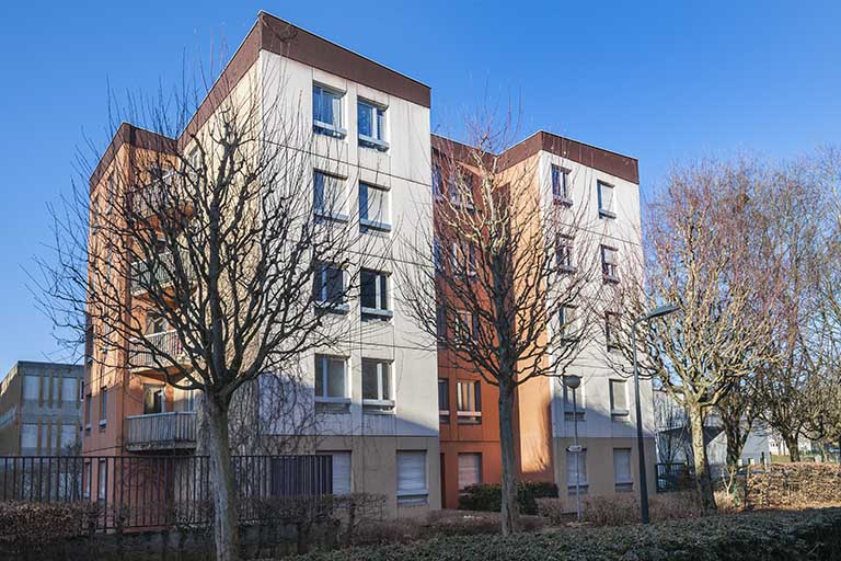 Angle est des logements et façades nord-est sur la rue Auguste Renoir. © Jérôme Mongreville / Région Bourgogne-Franche-Comté, Inventaire du patrimoine - 2015