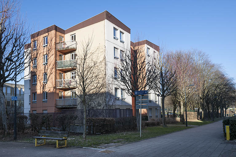 Angle est des logements depuis la rue Renoir et la place des petits pieds, à l'est.  © Jérôme Mongreville / Région Bourgogne-Franche-Comté, Inventaire du patrimoine - 2015