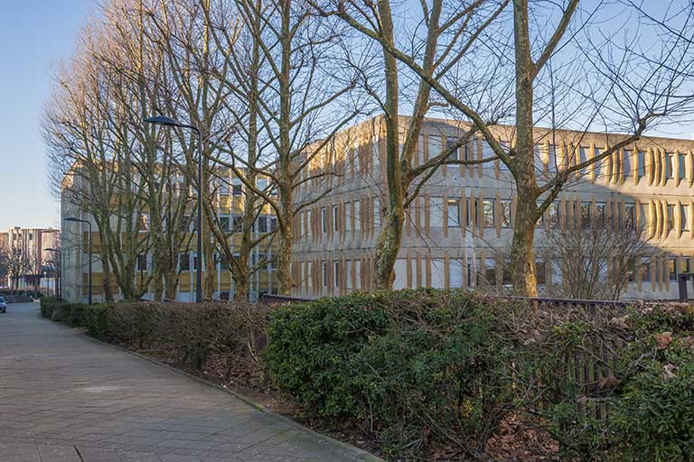 Le long de la rue Rembrandt, les pignons sud-est des externats.  © Jérôme Mongreville / Région Bourgogne-Franche-Comté, Inventaire du patrimoine - 2015