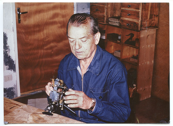 [Louis Cheval à l'établi en août 1971]. © Laurent Poupard / Région Bourgogne-Franche-Comté, Inventaire du patrimoine - 2015