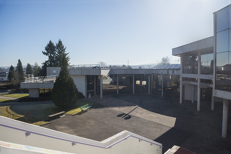 Cour, vue sur la façade ouest de l'administration. © Mary Ruffinoni / Région Bourgogne-Franche-Comté, Inventaire du patrimoine - 2015