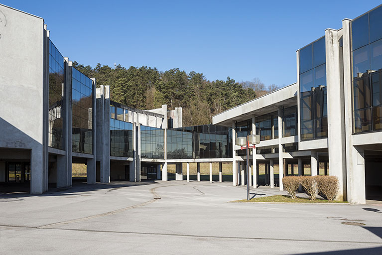 Cour sud, façade antérieure de l'externat sud, façade antérieure - sud - du bâtiment d'accueil. © Mary Ruffinoni / Région Bourgogne-Franche-Comté, Inventaire du patrimoine - 2015