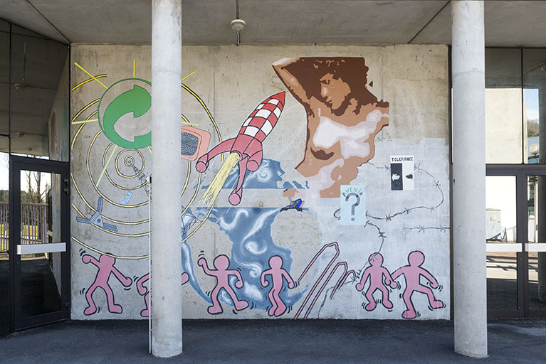 Détail d'un mur peint sur la façade ouest du forum. © Mary Ruffinoni / Région Bourgogne-Franche-Comté, Inventaire du patrimoine - 2015