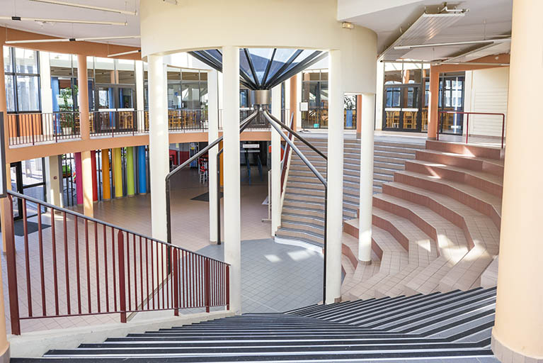 Vue intérieure du hall d'entrée, depuis le 1er étage. © Mary Ruffinoni / Région Bourgogne-Franche-Comté, Inventaire du patrimoine - 2015