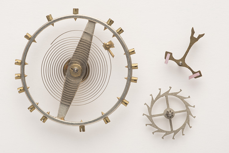 Vue d'ensemble de l'assortiment : balancier-spiral à gauche, ancre en haut, roue d'ancre en bas. © Sonia Dourlot / Région Bourgogne-Franche-Comté, Inventaire du patrimoine - 2015