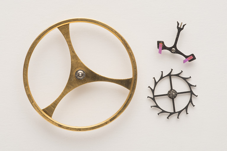 Echappement à ancre : balancier, ancre et roue d'ancre. © Sonia Dourlot / Région Bourgogne-Franche-Comté, Inventaire du patrimoine - 2015