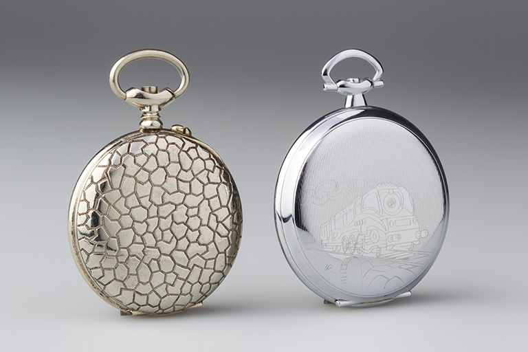 Deux boîtes de montre de gousset en alliage non ferreux chromé. © Sonia Dourlot / Région Bourgogne-Franche-Comté, Inventaire du patrimoine - 2015