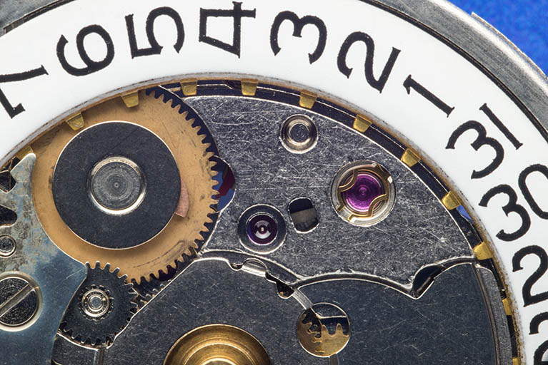 Détail de la face côté cadran : barillet et sa roue dentée à gauche, amortisseur de chocs Incabloc à droite.. © Sonia Dourlot / Région Bourgogne-Franche-Comté, Inventaire du patrimoine - 2015