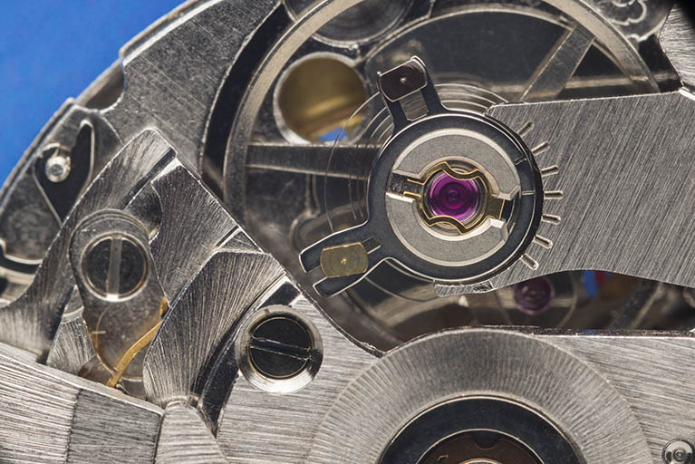 Détail de la face côté ponts : amortisseur de chocs Incabloc, raquette et balancier-spiral. © Sonia Dourlot / Région Bourgogne-Franche-Comté, Inventaire du patrimoine - 2015