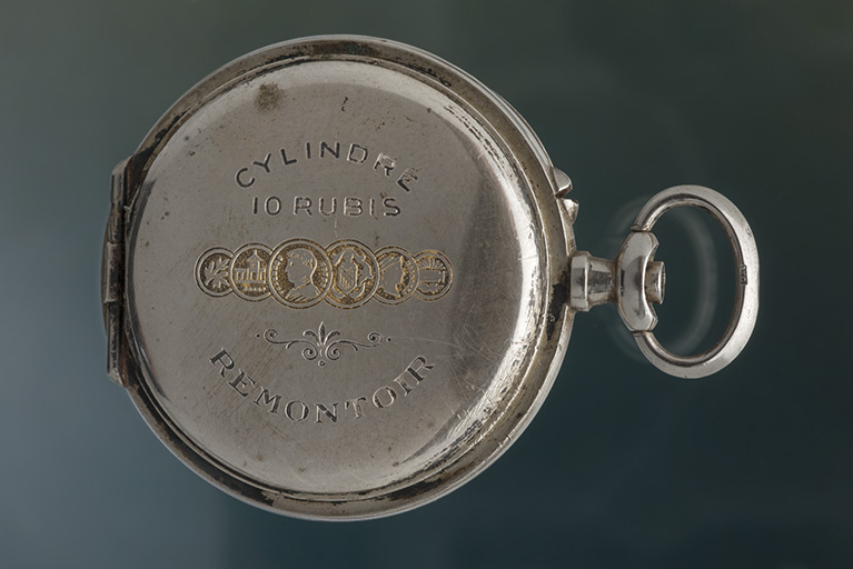 Boîte de montre de gousset à décor de niellure : inscriptions et médailles gravées sur le fond. © Sonia Dourlot / Région Bourgogne-Franche-Comté, Inventaire du patrimoine - 2015