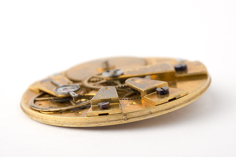 Ebauche vue de profil, avec les ponts sur sa face supérieure. © Sonia Dourlot / Région Bourgogne-Franche-Comté, Inventaire du patrimoine - 2015