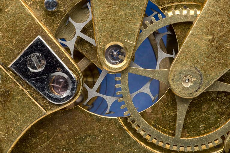 Détail de la face côté cadran : de gauche à droite, rubis servant de contre-pivot au cylindre, roue de cylindre côté pignon, roue des secondes. © Sonia Dourlot / Région Bourgogne-Franche-Comté, Inventaire du patrimoine - 2015