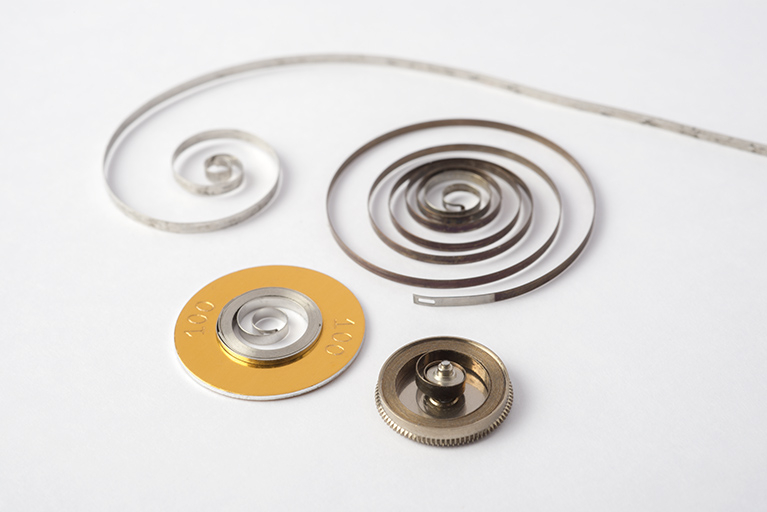 Barillet démonté et ressorts moteurs. Un ressort est visible dans la boîte du barillet. © Sonia Dourlot / Région Bourgogne-Franche-Comté, Inventaire du patrimoine - 2015