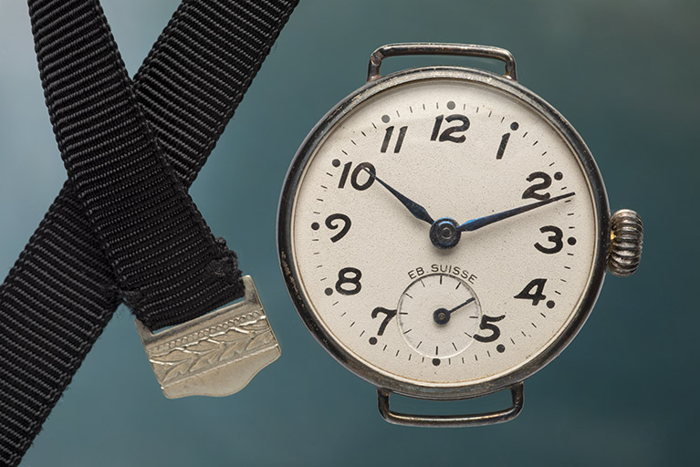 Montre-bracelet pour dame. Le boîtier, muni d'anses à fil, contient une ébauche suisse (d'où l'inscription EB. suisse). © Sonia Dourlot / Région Bourgogne-Franche-Comté, Inventaire du patrimoine - 2015