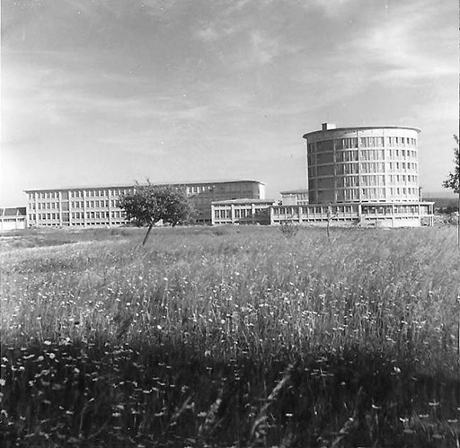 Le lycée peu après la construction (?)  © Mary  Ruffinoni (reproduction) / Région Bourgogne-Franche-Comté, Inventaire du patrimoine - 2015