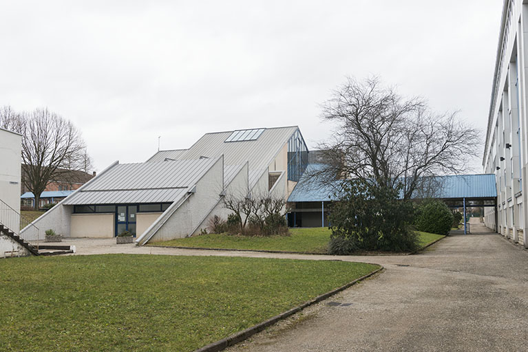 Vue du centre de documentation et d'information depuis le sud-ouest le long de la façade postérieure de l'externat. © Mary Ruffinoni / Région Bourgogne-Franche-Comté, Inventaire du patrimoine - 2015