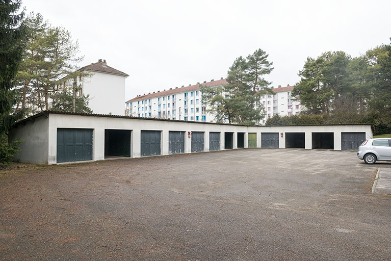 Vue sur les garages et l'environnement bâti, au sud-ouest de la parcelle. © Mary Ruffinoni / Région Bourgogne-Franche-Comté, Inventaire du patrimoine - 2015