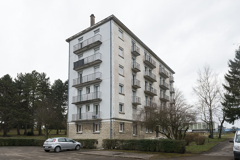 Vue de trois-quart sud des logements ouest de fonction. © Mary Ruffinoni / Région Bourgogne-Franche-Comté, Inventaire du patrimoine - 2015