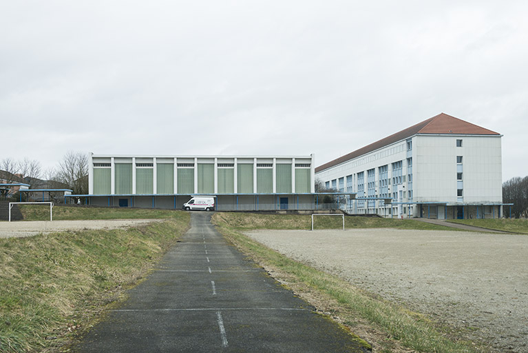 Vue sur la façade sud-ouest du gymnase des garçons, terrain de sport, pignon sud-ouest de l'externat. © Mary Ruffinoni / Région Bourgogne-Franche-Comté, Inventaire du patrimoine - 2015