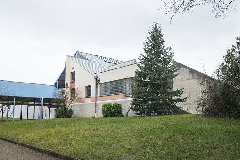 Vue de trois-quart est de la façade postérieure sud-est du cdi et circulation abritée vers l'externat. © Mary Ruffinoni / Région Bourgogne-Franche-Comté, Inventaire du patrimoine - 2015