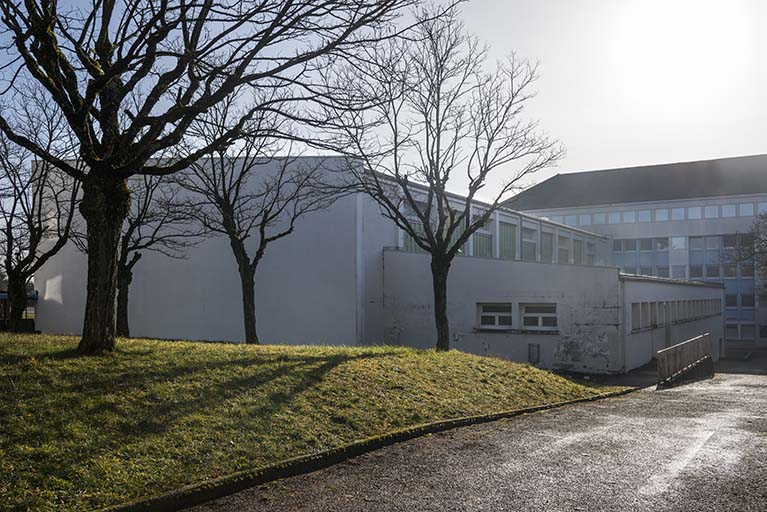 Vue de trois-quart nord-ouest du gymnase de filles. © Mary Ruffinoni / Région Bourgogne-Franche-Comté, Inventaire du patrimoine - 2015