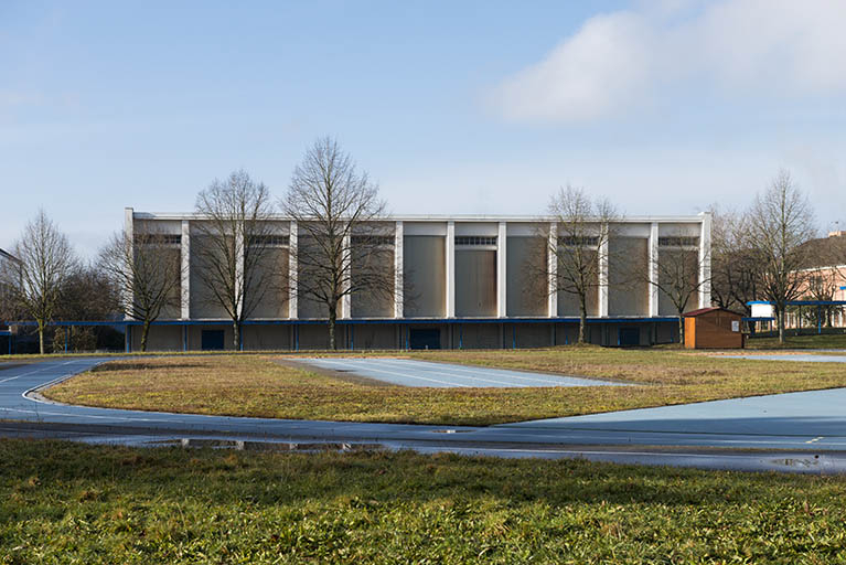 Vue de face de la façade nord-est du gymnase de filles. © Mary Ruffinoni / Région Bourgogne-Franche-Comté, Inventaire du patrimoine - 2015