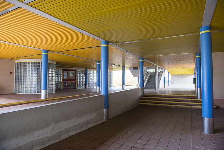 Vue intérieure de circulation abritée. © Mary Ruffinoni / Région Bourgogne-Franche-Comté, Inventaire du patrimoine - 2015