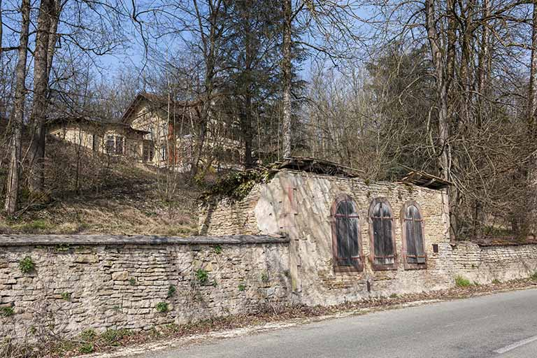 Au premier plan, local de la machine élévatoire du château d'eau. © Jérôme Mongreville / Région Bourgogne-Franche-Comté, Inventaire du patrimoine - 2015