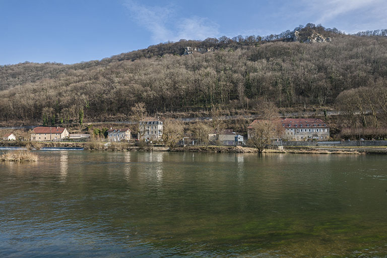 Vue d'ensemble depuis la rive droite du Doubs. © Jérôme Mongreville / Région Bourgogne-Franche-Comté, Inventaire du patrimoine - 2015
