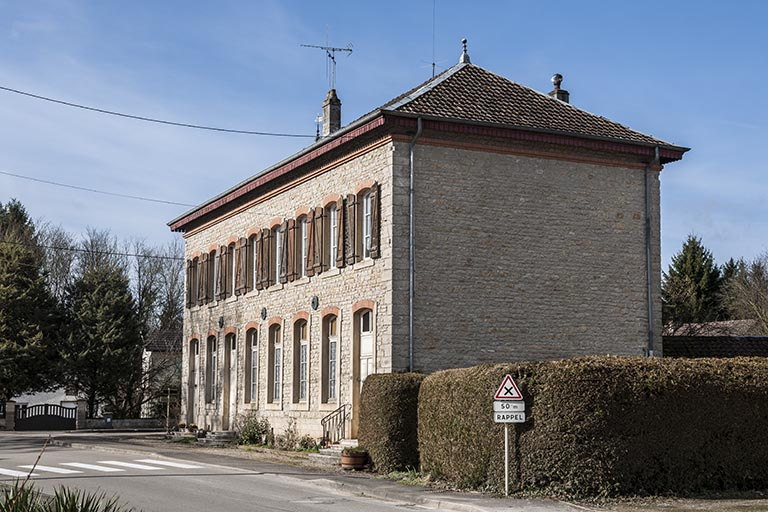 Bâtiment de l'école et du magasin coopératif vu de trois quarts droite. © Jérôme Mongreville / Région Bourgogne-Franche-Comté, Inventaire du patrimoine - 2015