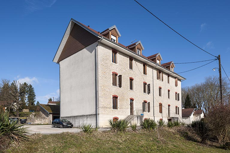 Immeuble de logements. Vue de trois quarts gauche.  © Jérôme Mongreville / Région Bourgogne-Franche-Comté, Inventaire du patrimoine - 2015