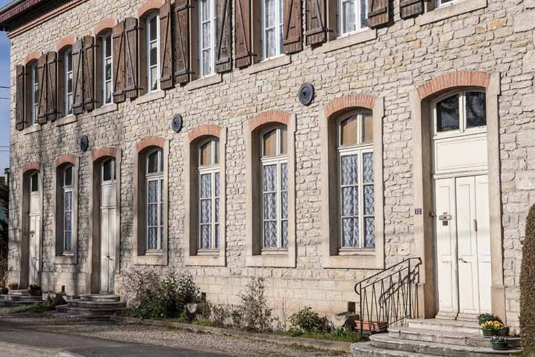 Bâtiment de l'école et du magasin coopératif. Détail de la façade. © Jérôme Mongreville / Région Bourgogne-Franche-Comté, Inventaire du patrimoine - 2015