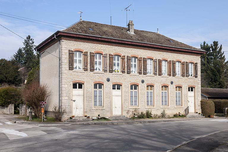 Bâtiment de l'école et du magasin coopératif. Vue d'ensemble. © Jérôme Mongreville / Région Bourgogne-Franche-Comté, Inventaire du patrimoine - 2015