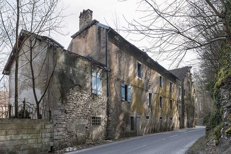 Bâtiment d'entrée longeant la route (logements). © Jérôme Mongreville / Région Bourgogne-Franche-Comté, Inventaire du patrimoine - 2015