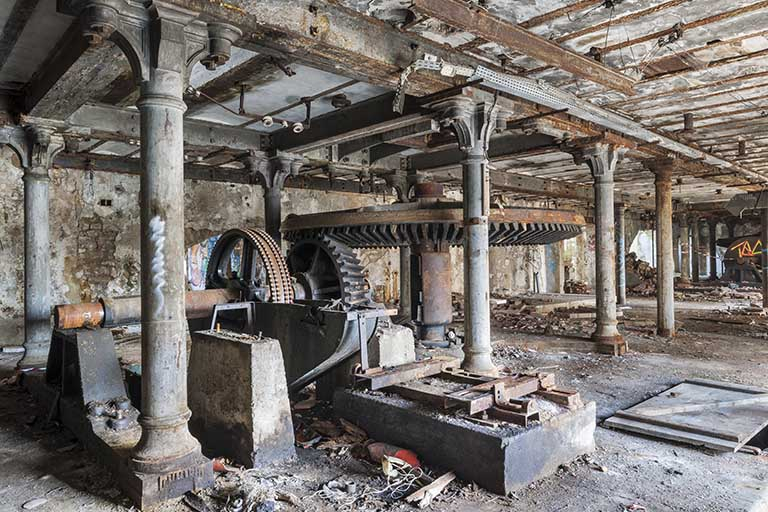 Rez-de-chaussée de l'atelier principal. Système de transmission de la turbine. © Jérôme Mongreville / Région Bourgogne-Franche-Comté, Inventaire du patrimoine - 2015