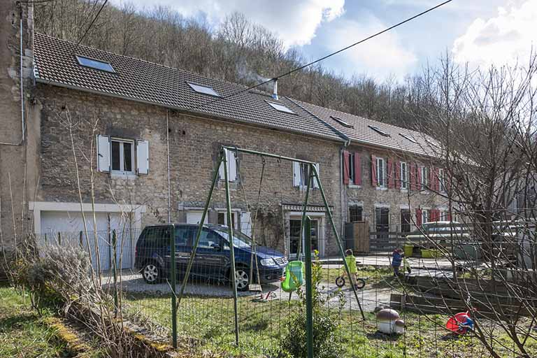Logements ouvriers depuis l'ouest. © Jérôme Mongreville / Région Bourgogne-Franche-Comté, Inventaire du patrimoine - 2015