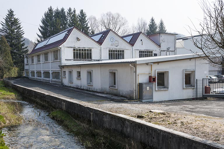 Vue de trois quarts depuis la route. © Jérôme Mongreville / Région Bourgogne-Franche-Comté, Inventaire du patrimoine - 2015
