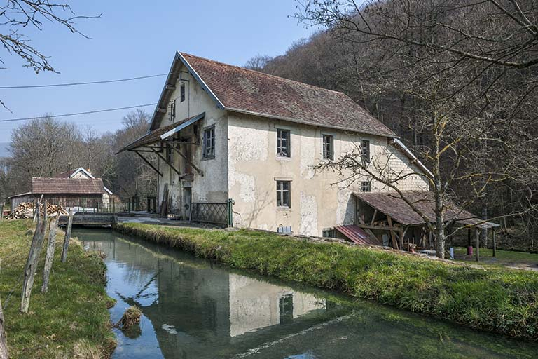 Le moulin et son canal d'amenée. © Jérôme Mongreville / Région Bourgogne-Franche-Comté, Inventaire du patrimoine - 2015