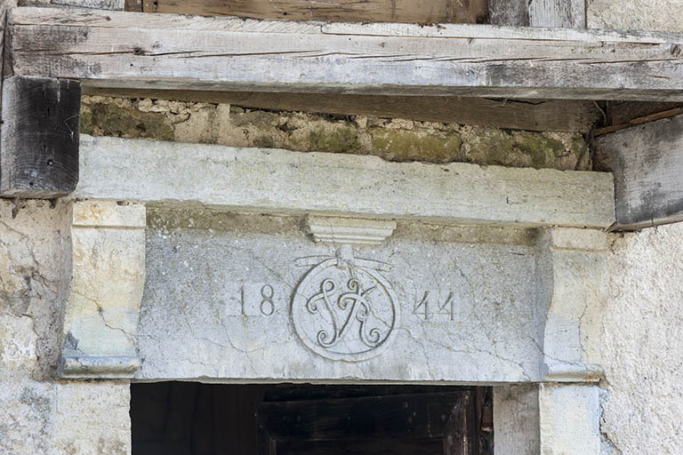 Mur-pignon ouest. Détail du linteau. © Jérôme Mongreville / Région Bourgogne-Franche-Comté, Inventaire du patrimoine - 2015