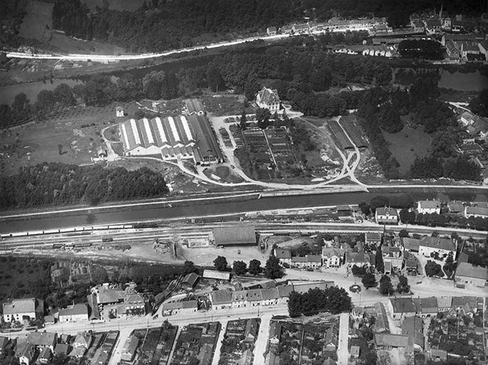 Vue aérienne depuis l'est vers 1950. © Jérôme  Mongreville (reproduction) / Région Bourgogne-Franche-Comté, Inventaire du patrimoine - 2015