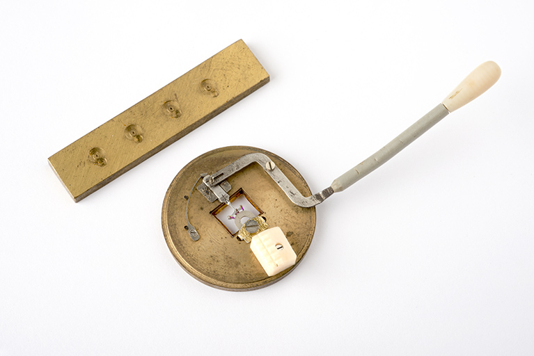 Vue d'ensemble de l'outil et de la plaquette. © Sonia Dourlot / Région Bourgogne-Franche-Comté, Inventaire du patrimoine - 2015