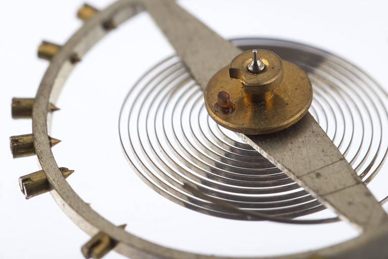 Balancier-spiral : les plateaux et l'ellipse en rubis. © Sonia Dourlot / Région Bourgogne-Franche-Comté, Inventaire du patrimoine - 2015