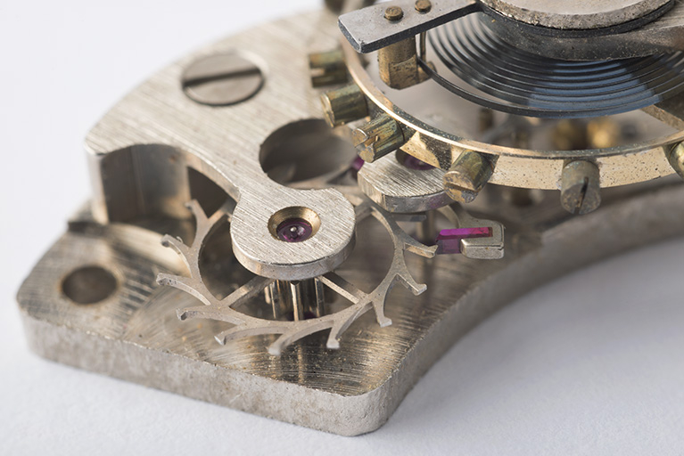 L'échappement : roue d'ancre et l'une des deux palettes. © Sonia Dourlot / Région Bourgogne-Franche-Comté, Inventaire du patrimoine - 2015