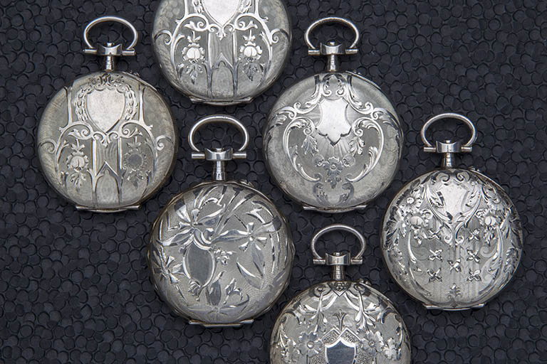 Vue d'ensemble rapprochée des boîtes (cadrage horizontal). © Sonia Dourlot / Région Bourgogne-Franche-Comté, Inventaire du patrimoine - 2015